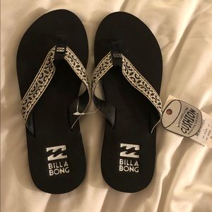 BNWT Roxy Flip Flops. Size 7.  Black and White